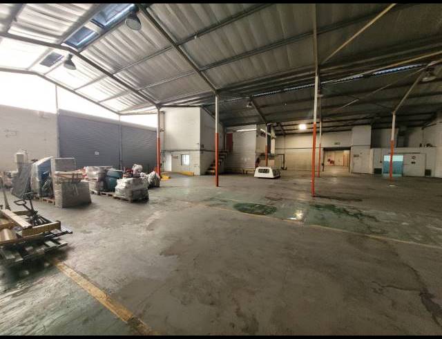 2,100M² WAREHOUSE FOR SALE IN STIKLAND INDUSTRIAL